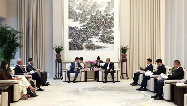 刘敬桢、徐鸿会见哈萨克斯坦SK基金首席财务官、哈国铁集团董事长艾达尔·雷斯库洛夫