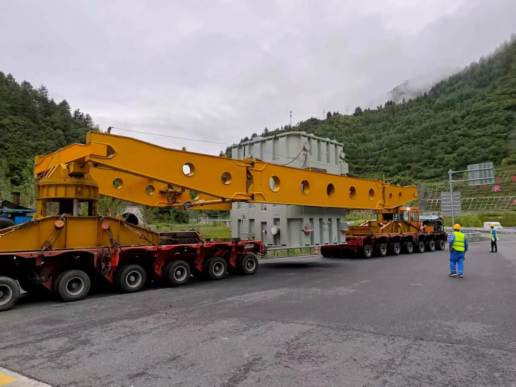 中国物流护送“大国重器”上高原