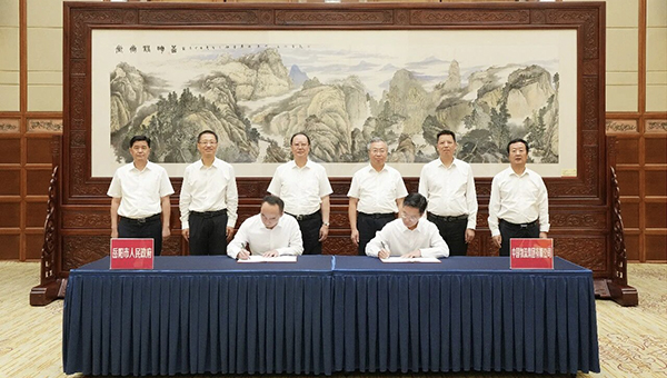 中国物流与岳阳市签署合作协议 刘敬桢与湖南省委副书记、省长毛伟明见证签约并座谈