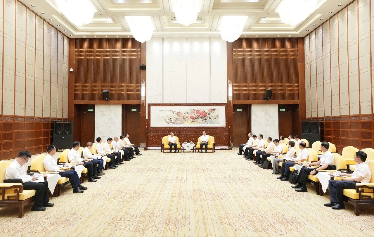 中国物流与岳阳市签署合作协议 刘敬桢与湖南省委副书记、省长毛伟明见证签约并座谈
