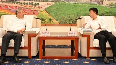 刘敬桢与南宁市委副书记、代市长钟得志座谈交流