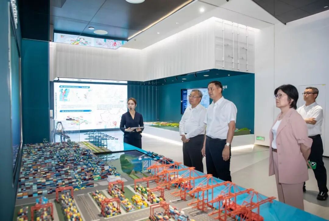 刘敬桢与北部湾港集团党委书记、董事长胡华平开展工作交流